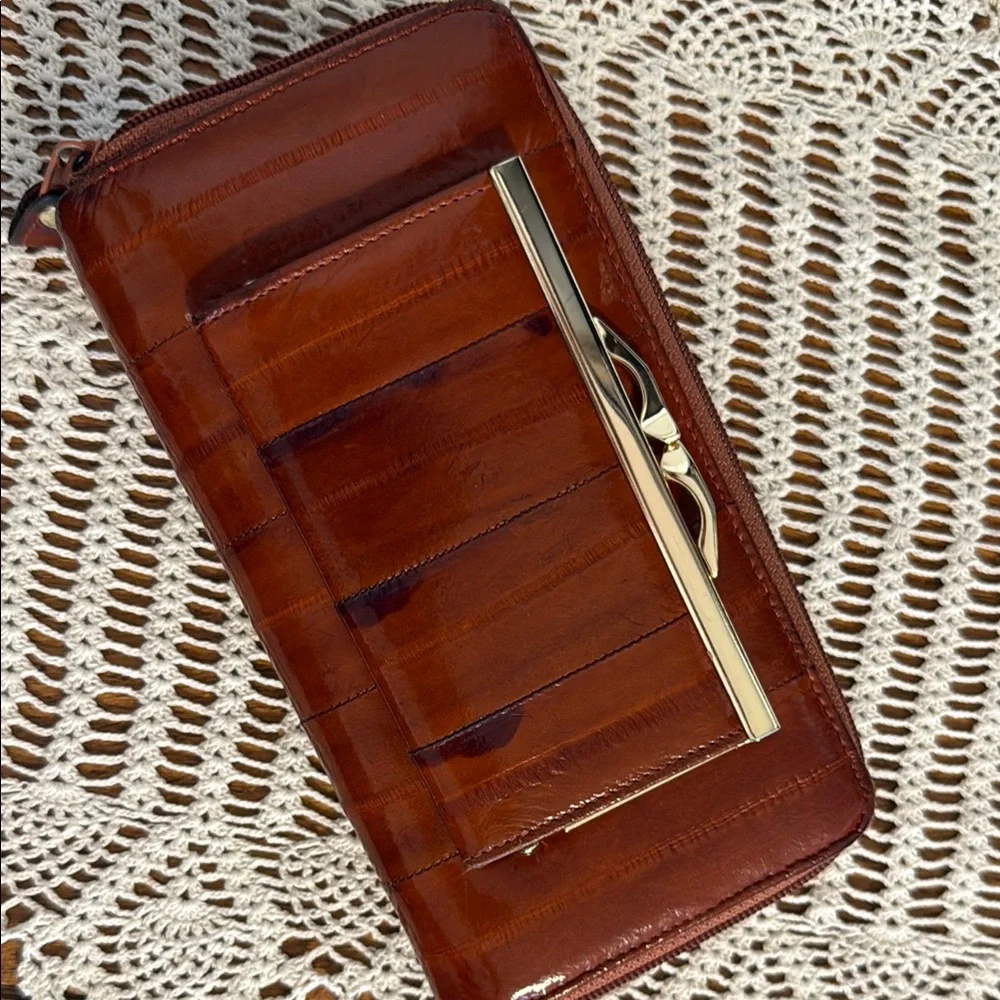 Elegant Brown Leather Wallet - Picture 2 of 4